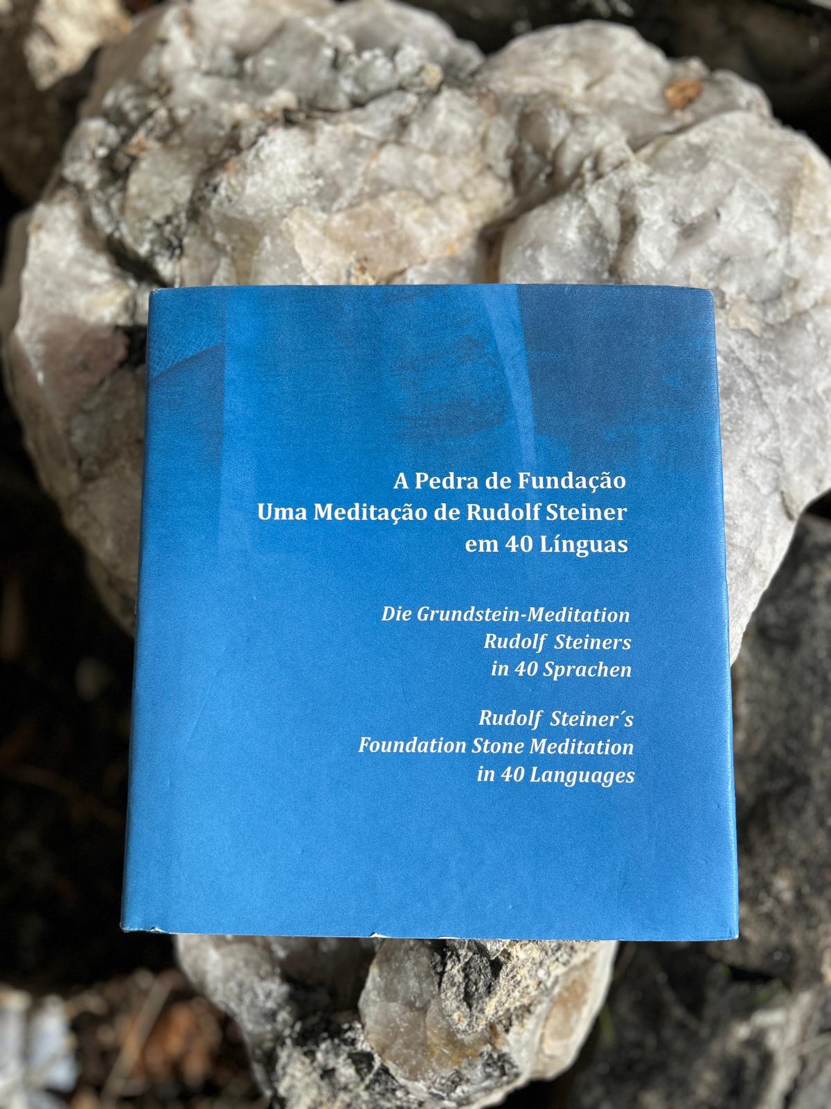 A Pedra de Fundação - Uma meditação de Rudolf Steiner em 40 línguas.